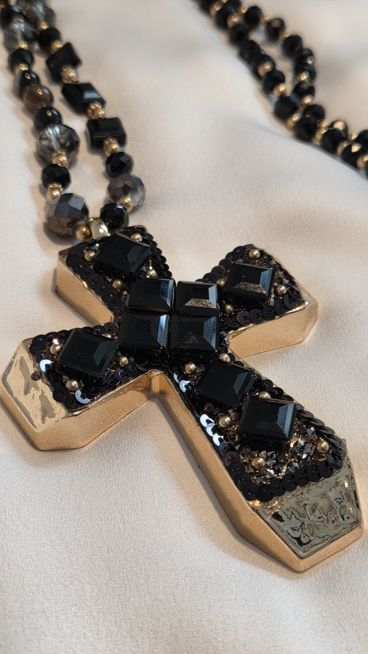 Halsekette "Magic Cross" in Goldton mit schwarzen Steinen und Pailletten